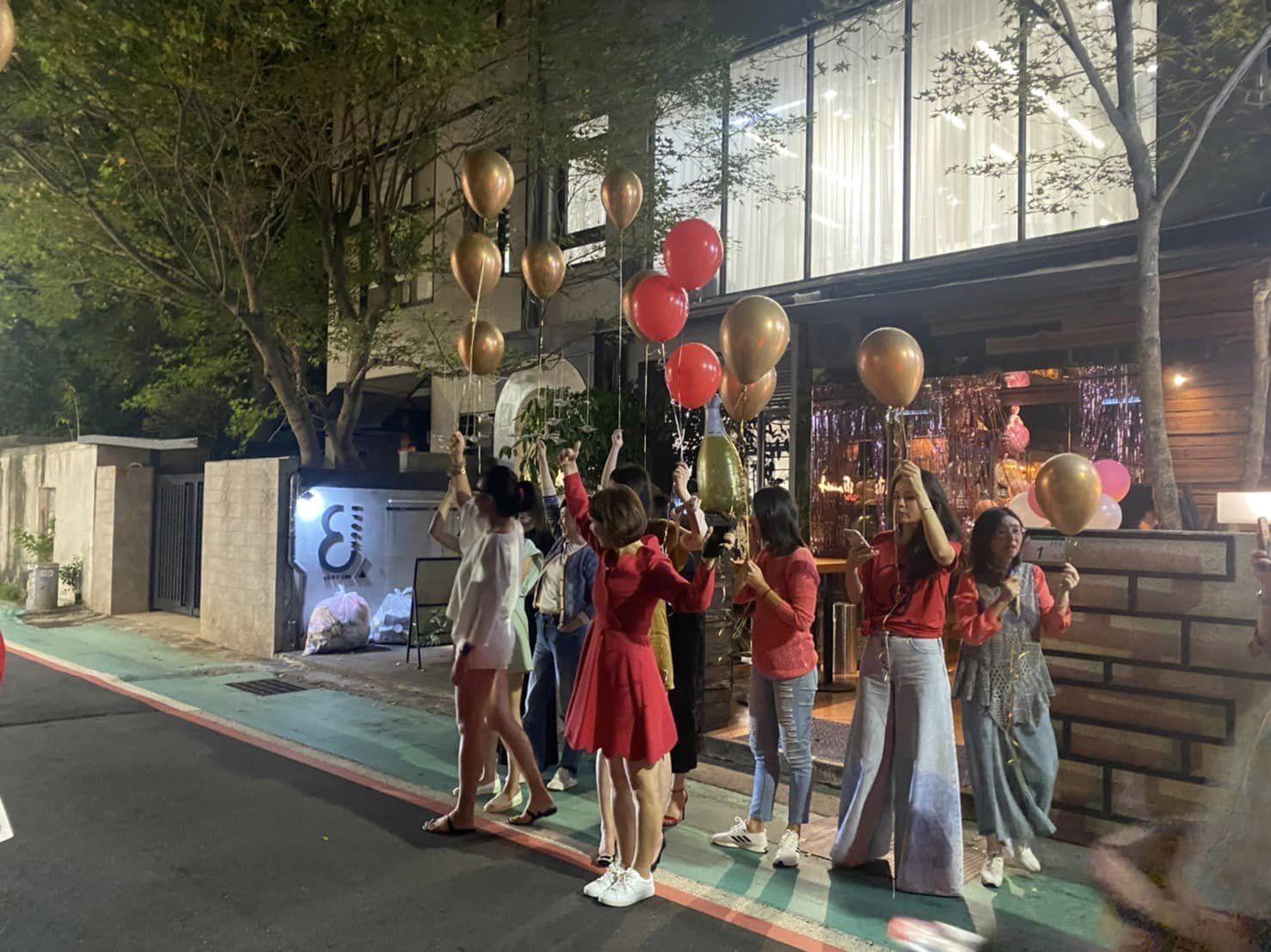 何如芸與閨密歡慶單身。（圖／翻攝自郁方臉書）