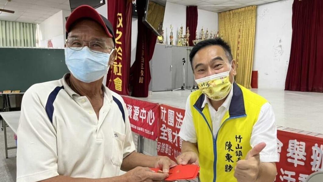 紫南宮限定重陽敬老回饋 竹山人瑞領3萬敬老金和金戒指
