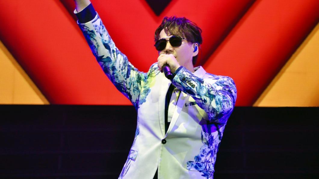 蕭煌奇46歲生日宣布好消息!忍2年終於出國 驚見大咖歌后同行