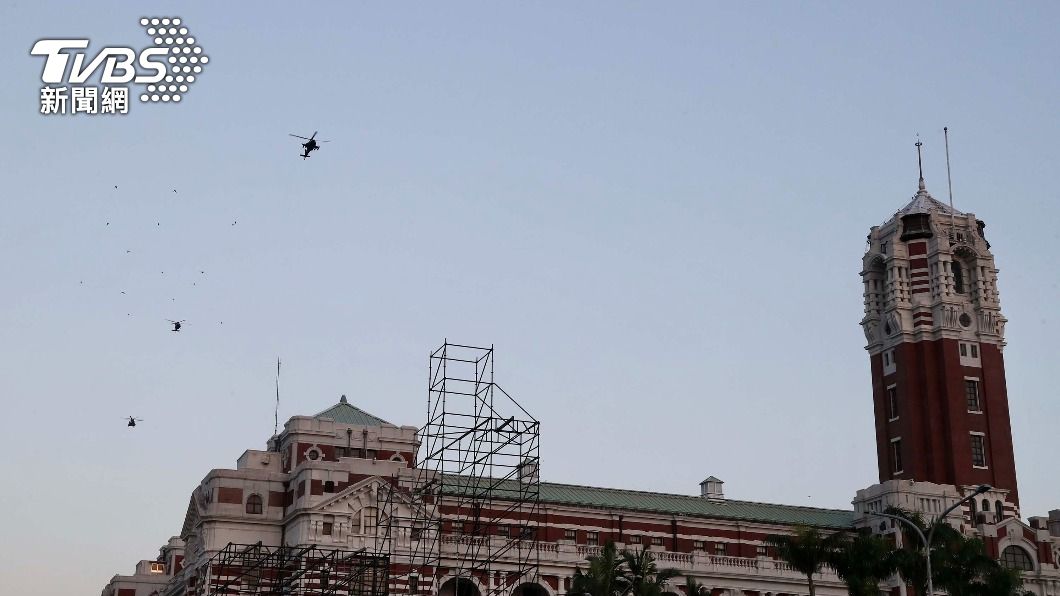 國慶暖身！國軍3直升機飛越總統府　軍事迷驚喜