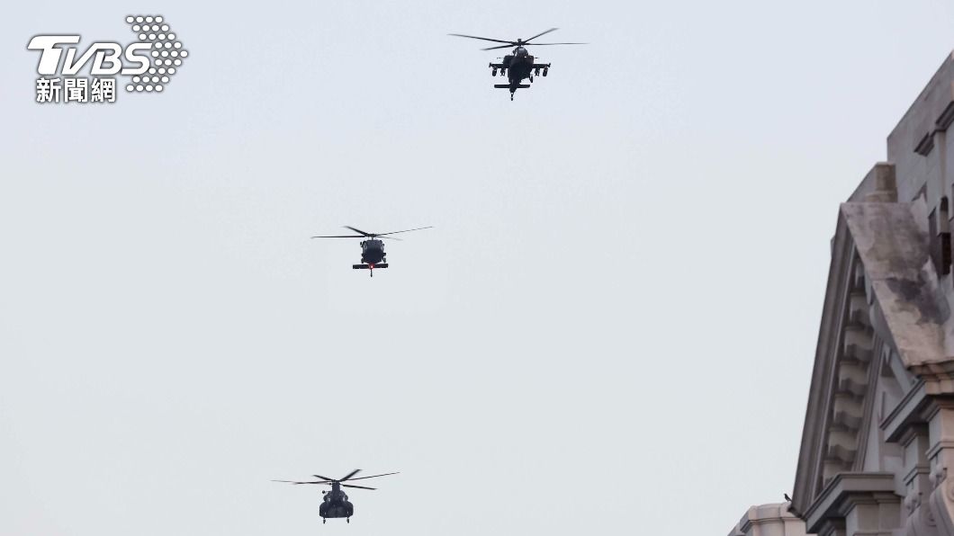 AH-64E阿帕契攻擊直升機、UH-60M黑鷹直升機以及CH-47契努克運輸直升機通過總統府上空。（圖／中央社）