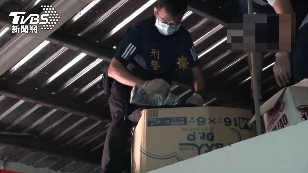 警方在天花板查到大批槍械。(圖/TVBS)