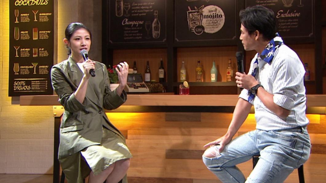 李千娜(左)與主持人陳國華(右)暢談出道辛酸。(圖/年代提供)