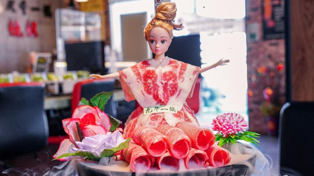 只要來店用餐並打卡分享，就送吸睛十足的「芭比娃娃肉盤」。（圖／艾薇覓食趣提供）