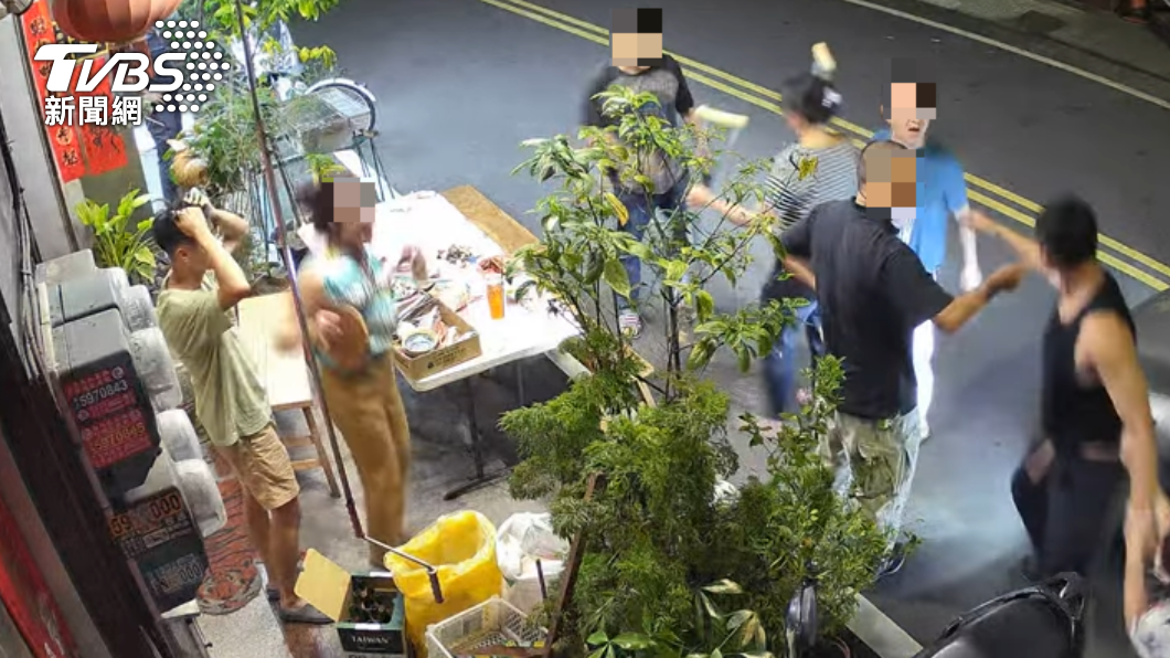 深夜烤肉太吵!引鄰居檢舉 雙方辣椒水、棍棒開戰