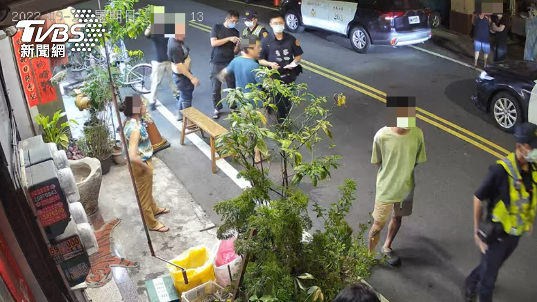 警方趕抵現場壓制。(圖/TVBS)