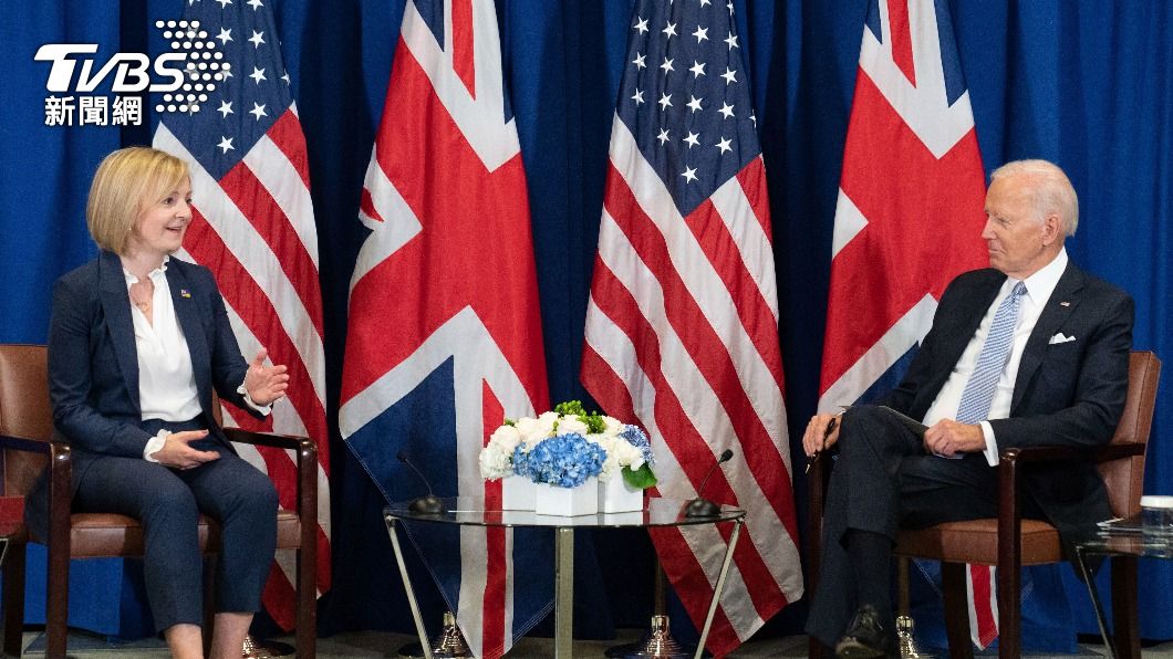 拜登在會見英國首相特拉斯(Liz Truss)與法國總統馬克宏(Emmanuel Macron)時「談到了台灣」,不過並未討論與台灣進行聯合軍演。(圖/達志影像美聯社)