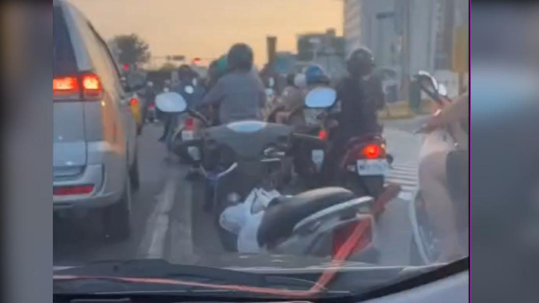 車陣中機車不見騎士。(圖/翻攝自社會事影音)