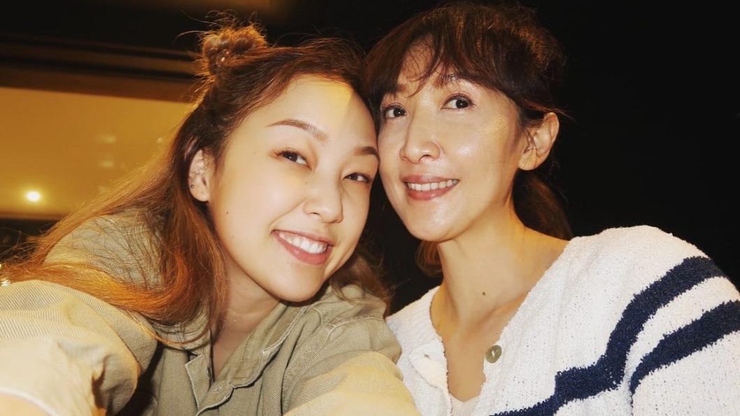 安吉（左）與媽媽Julie情同姊妹。（圖／翻攝自Julie臉書）