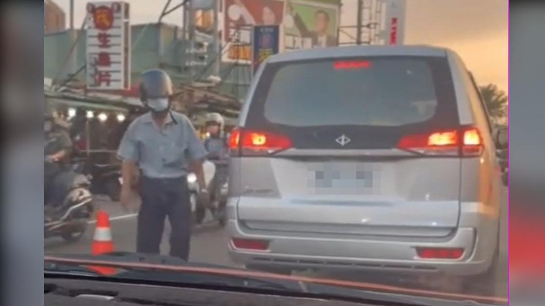 阿伯見快綠燈回到車上。(圖/翻攝自社會事影音)