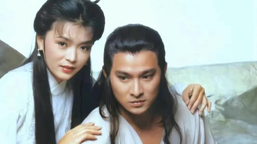 劉德華、陳玉蓮出演1983年版本時的合影照。(圖/翻攝自明星八卦播報微博)