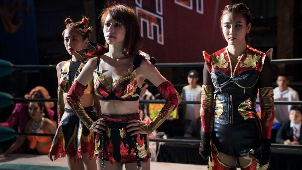 吳映潔（左起）、夏于喬、黃心娣化身摔角選手，擔綱演出《女優，摔吧！》。（圖／滿滿額娛樂提供）