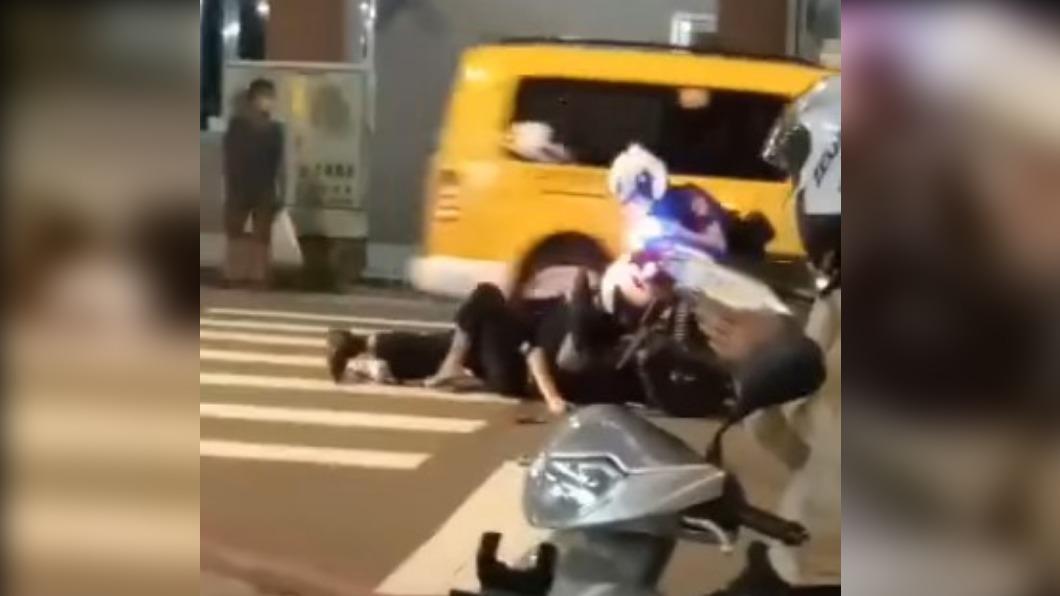 警匪當街對峙。(圖/翻攝自爆料公社)