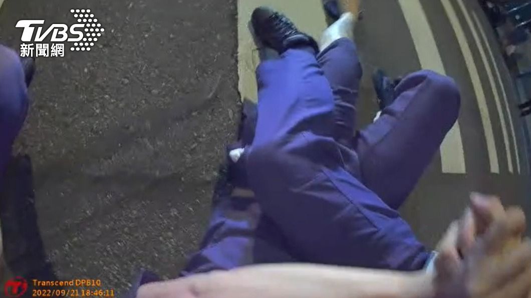 警方還原壓制男子過程。(圖/TVBS)