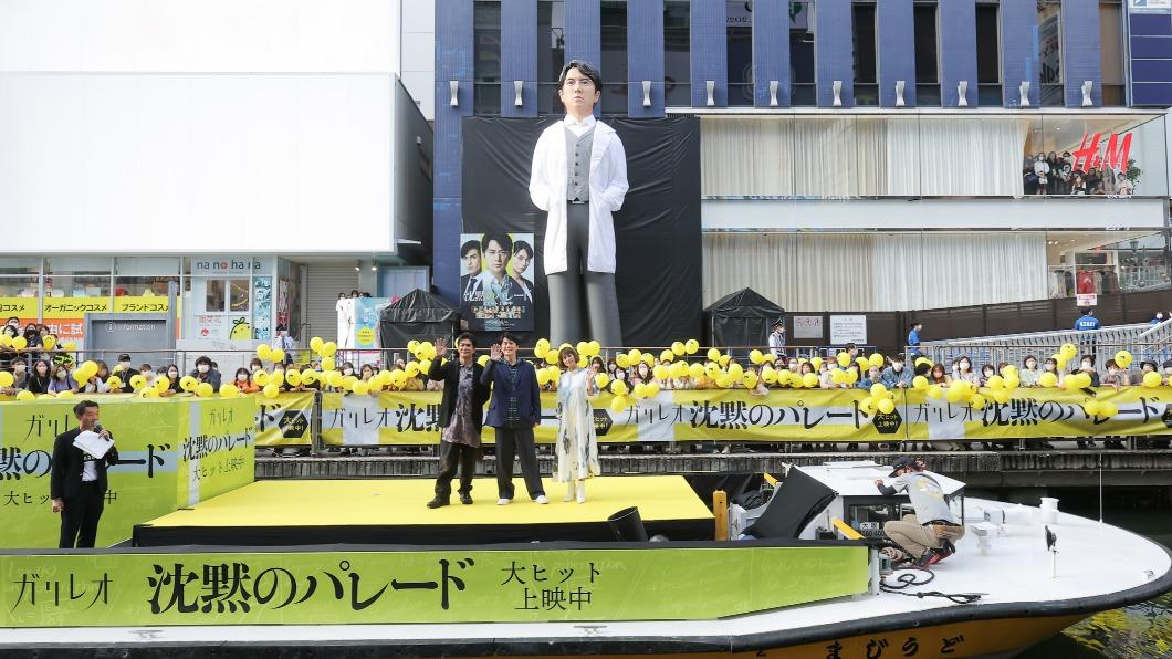 福山雅治、柴崎幸、北村一輝21日於大阪道頓崛登船造勢,現場驚見8公尺高的巨型「湯川教授」氣球。(圖/翻攝自推特)