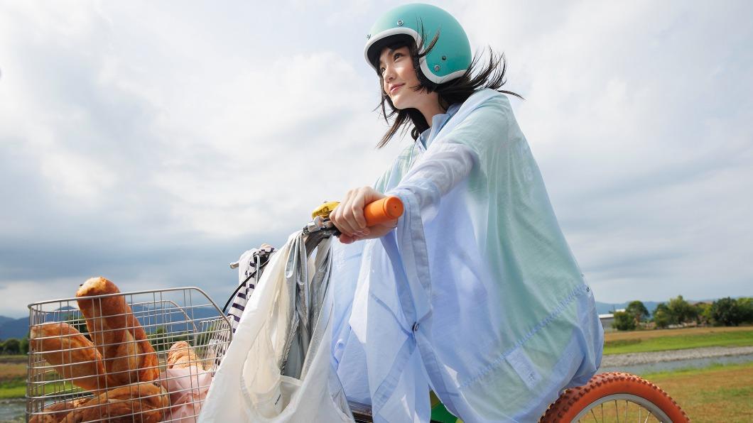 徐佳瑩在MV中戴上安全帽、穿著披風騎著單車。(圖/亞神音樂提供)