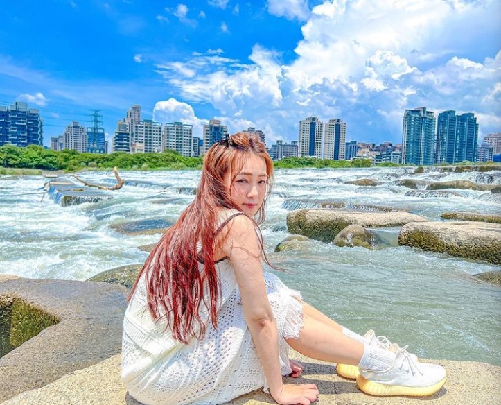 丫頭晉升為「副業女王」。（圖／翻攝自丫頭 IG）   