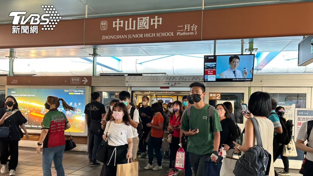 北捷文湖線一早上班時間發生異常。(圖/TVBS)