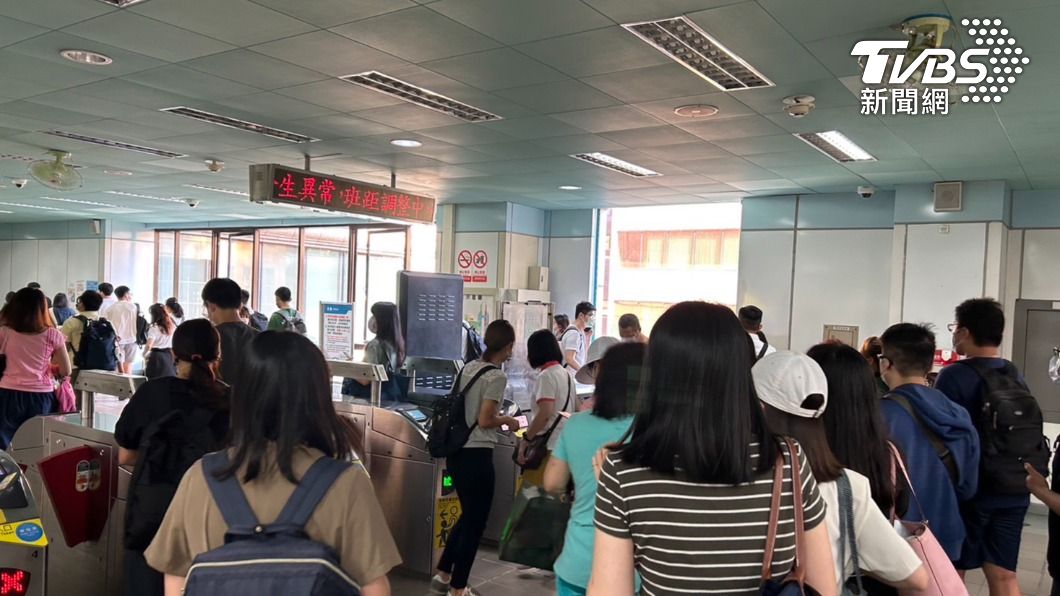 文湖線捷運跑馬燈顯示列車發生異常。(圖/TVBS)