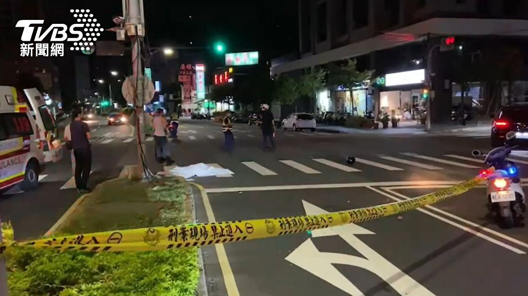 路中央撿拾掉落物！男慘遭小轎車追撞　頭部重創慘死