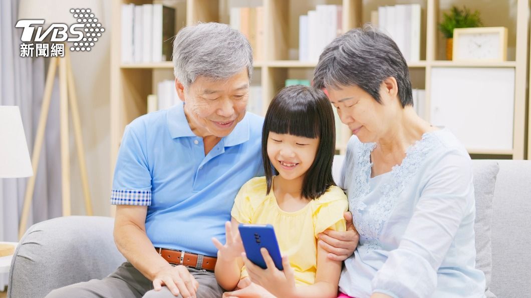 許多家庭會因工作關係,將小孩交由長輩照顧。(示意圖/shutterstock達志影像)