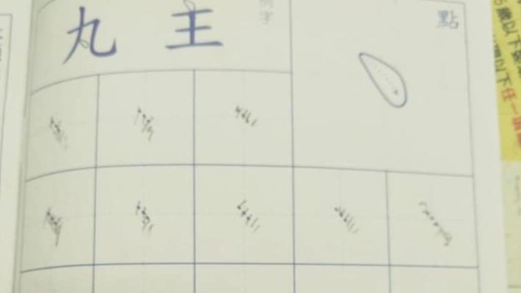 阿祖教曾孫寫作業「點好點滿」 媽一看笑翻:不愧是阿嬤