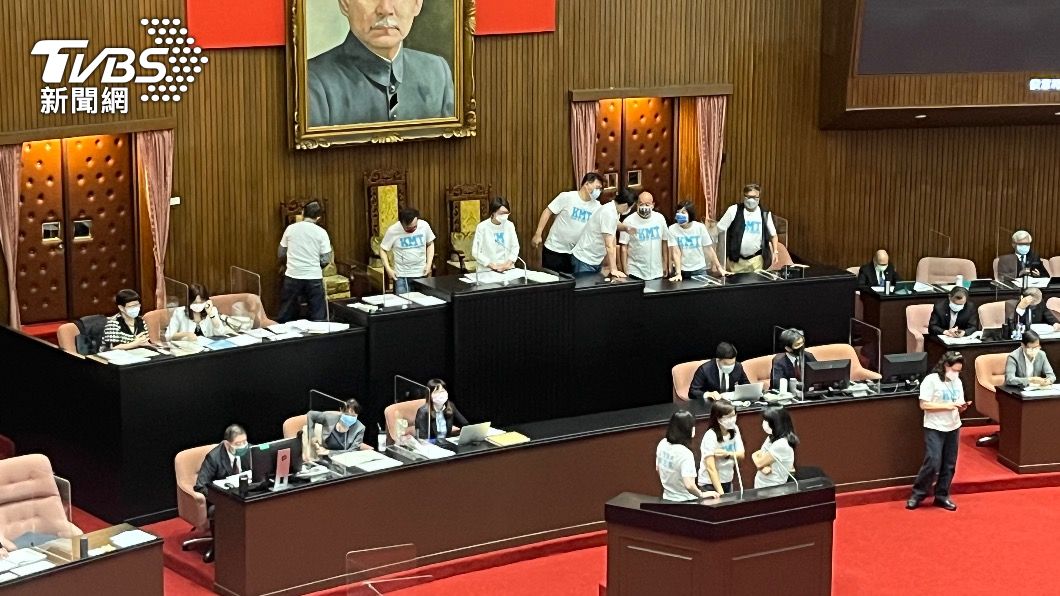 立院總質詢登場!藍委佔主席台 蘇揆承諾向染疫死亡者道歉
