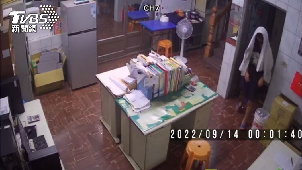 別遮都看到了!蠢賊夜闖加油站全都錄 頭蓋洗車布偷現金