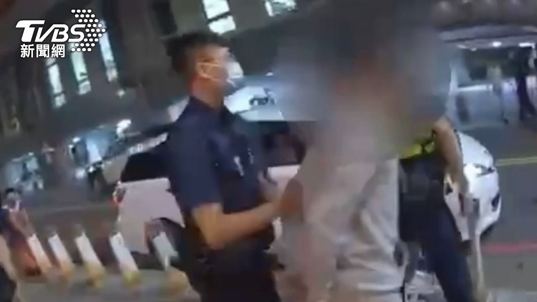警方將未成年少年帶回保護管束。(圖/TVBS)