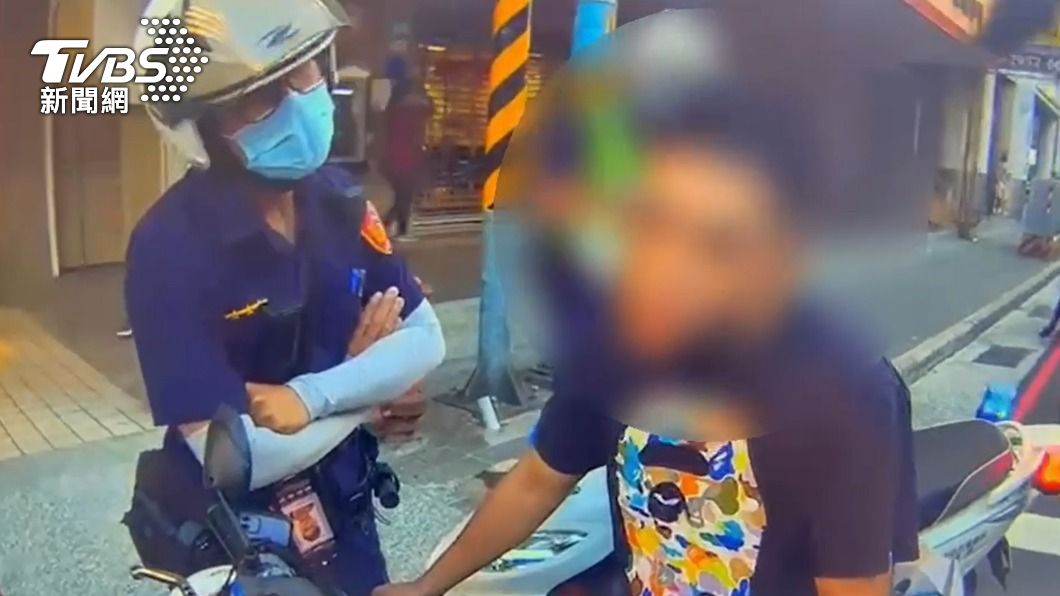 無照駕駛還未戴安全帽!男譙警三字經、扯密錄器 遭壓制