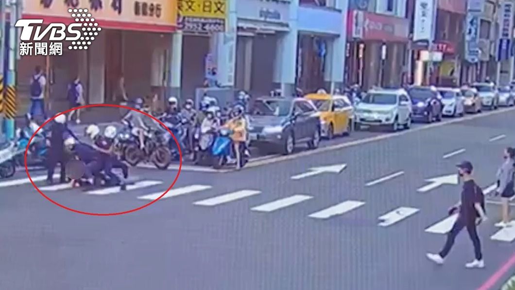 呂男以三字經辱警還拉扯警員,當場被壓制逮捕。(圖/TVBS)