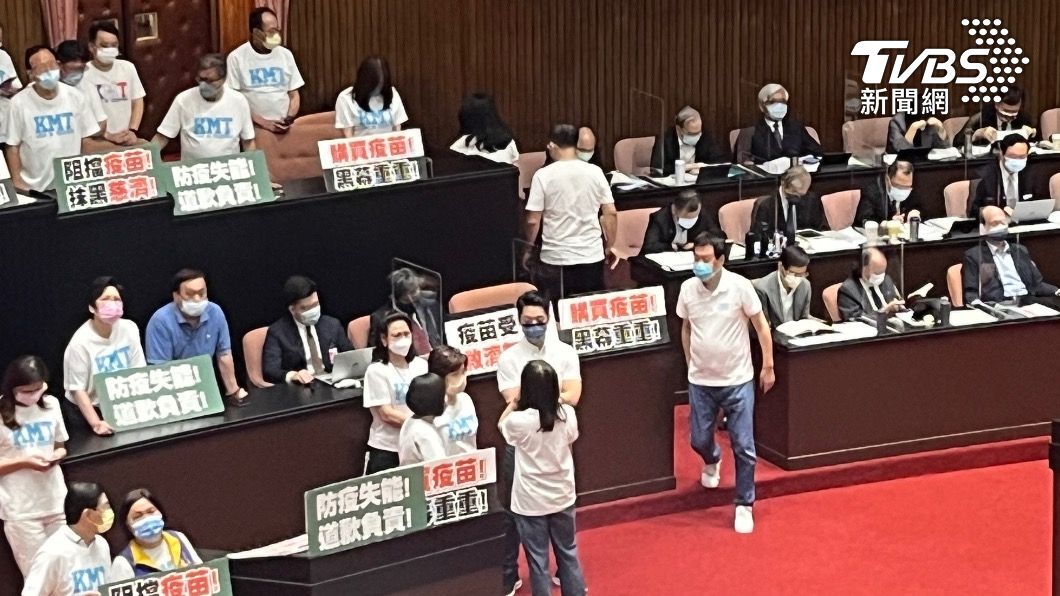 國民黨立委佔領主席台。（圖／TVBS）