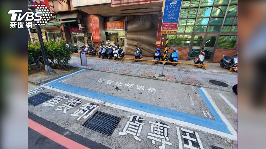 台灣許多都會地區「卸貨停車格」嚴重不足,導致貨車司機被迫違規停車卸貨。(圖/TVBS)