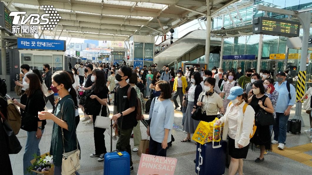 韓國鬆綁戴口罩規定　下週起室外集會活動全免戴