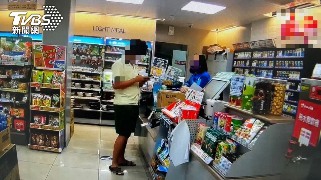 少年欲購買遊戲點數給女網友，當場被店員制止。（圖／TVBS）