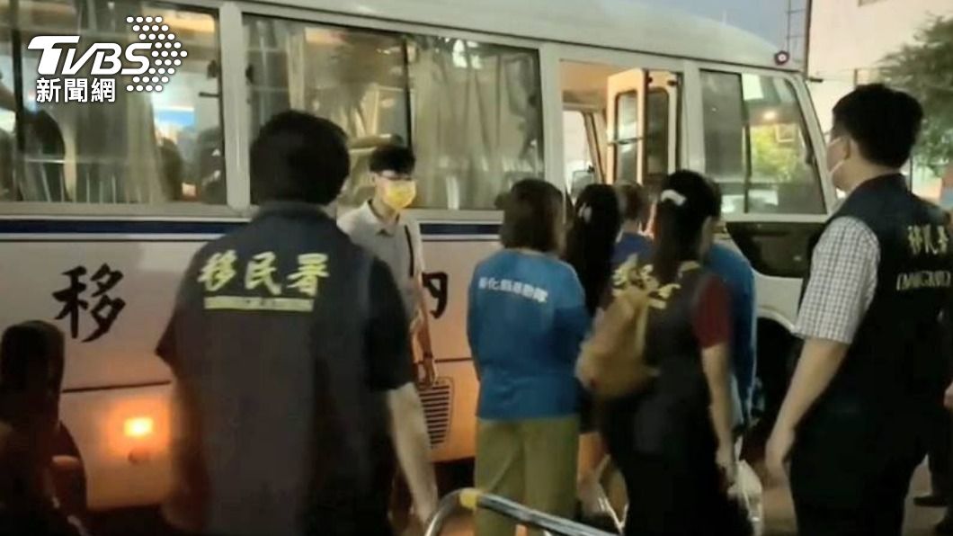 移民署和警方一共逮走45名外國人。(圖/TVBS)