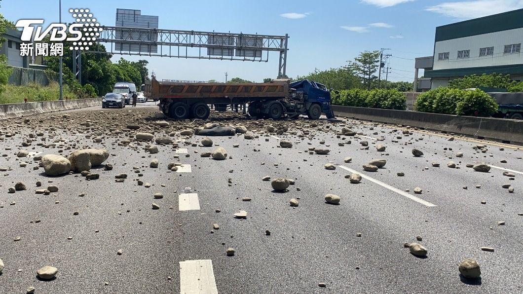 快訊/台中國1砂石車翻覆橫躺 大小石塊滾落炸滿全車道