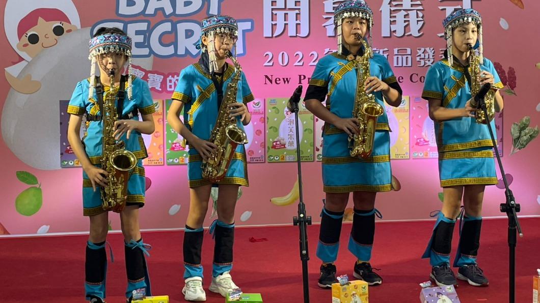學童們在活動上演奏薩克斯風。(圖/TVBS)