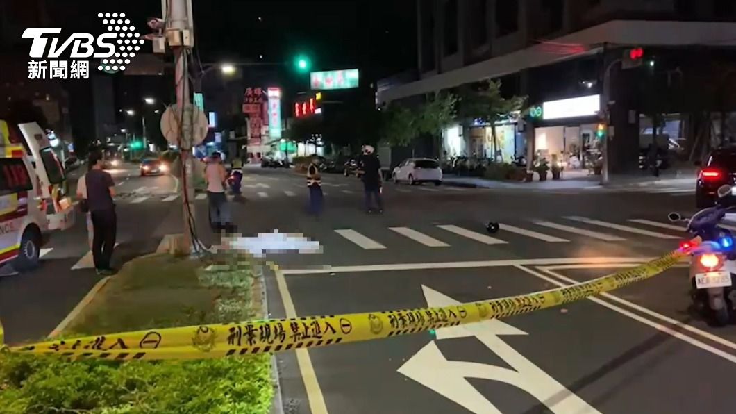 黎男遭來車追撞後傷重死亡,警方拉起封鎖線調查。(圖/TVBS)