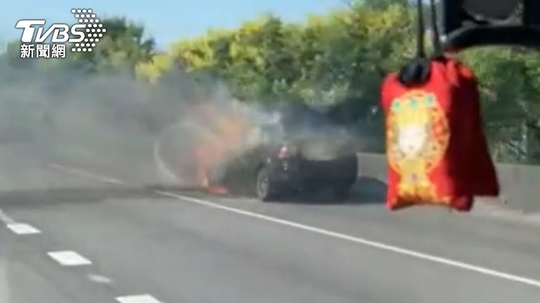 國道2號火燒車!駕駛聞燒焦味急停路肩 下秒冒煙竄火