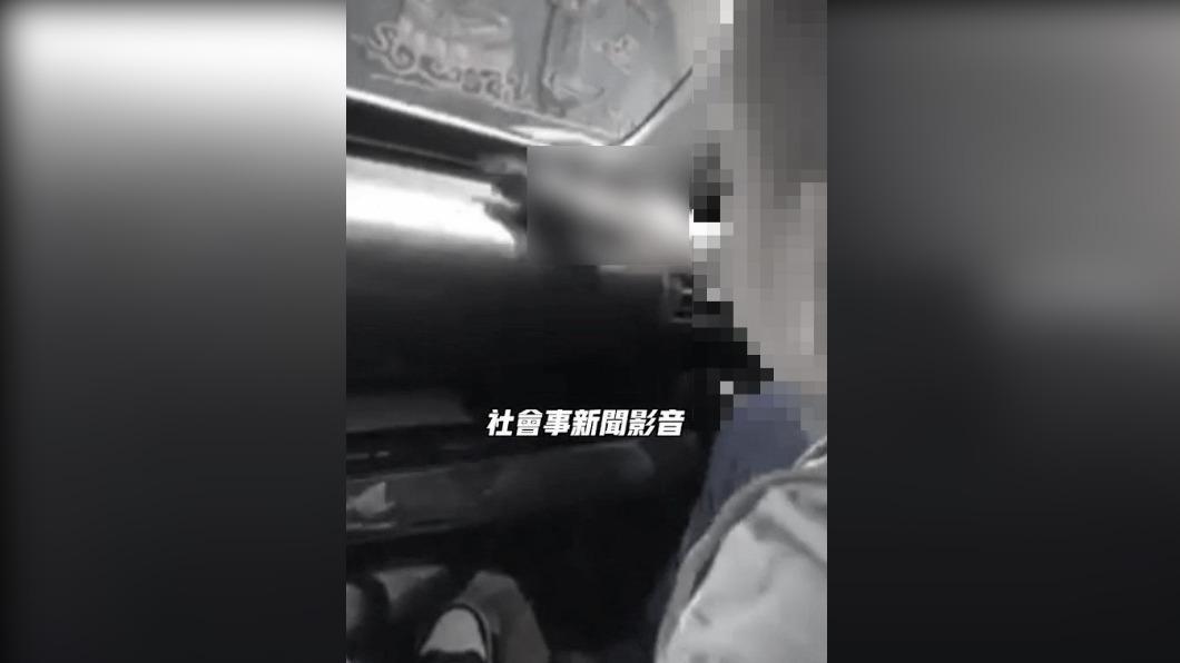 男童把玩玩具槍。(圖/翻攝畫面)