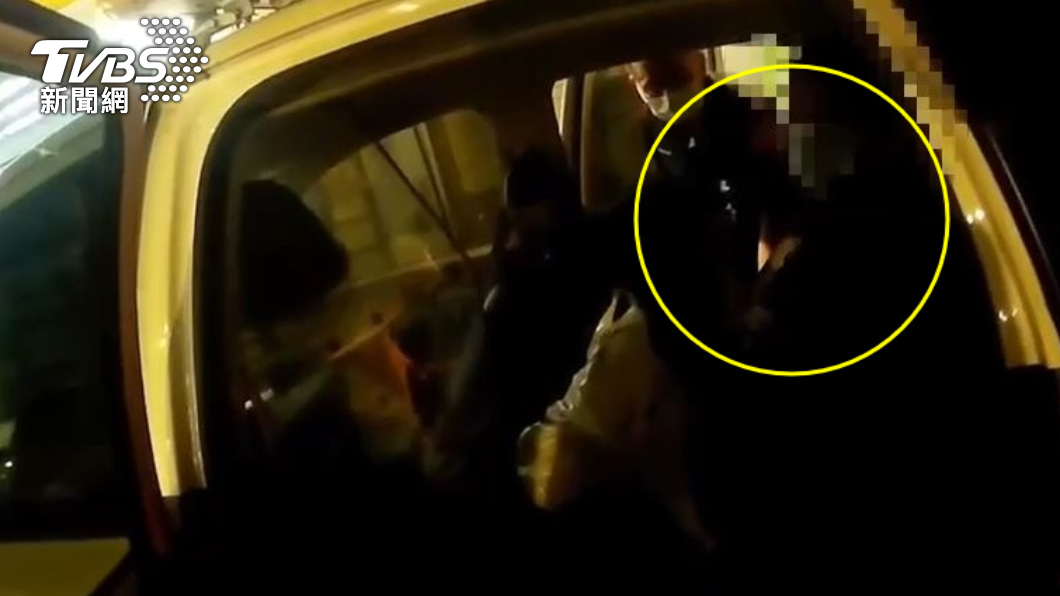 員警將男子逮捕帶回派出所。(圖/TVBS)