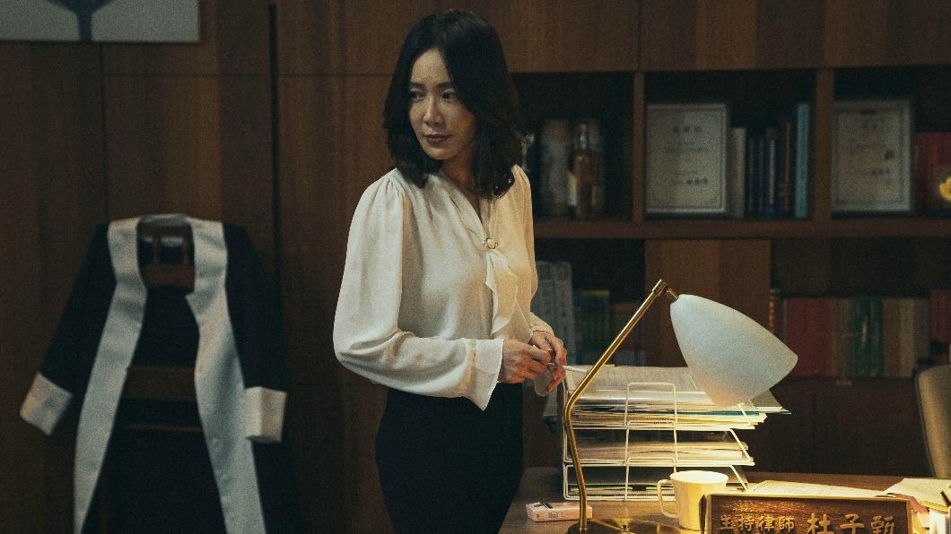 尹馨在電影《童話.世界》中飾演一名咄咄逼人的女律師。(圖/傳影提供)