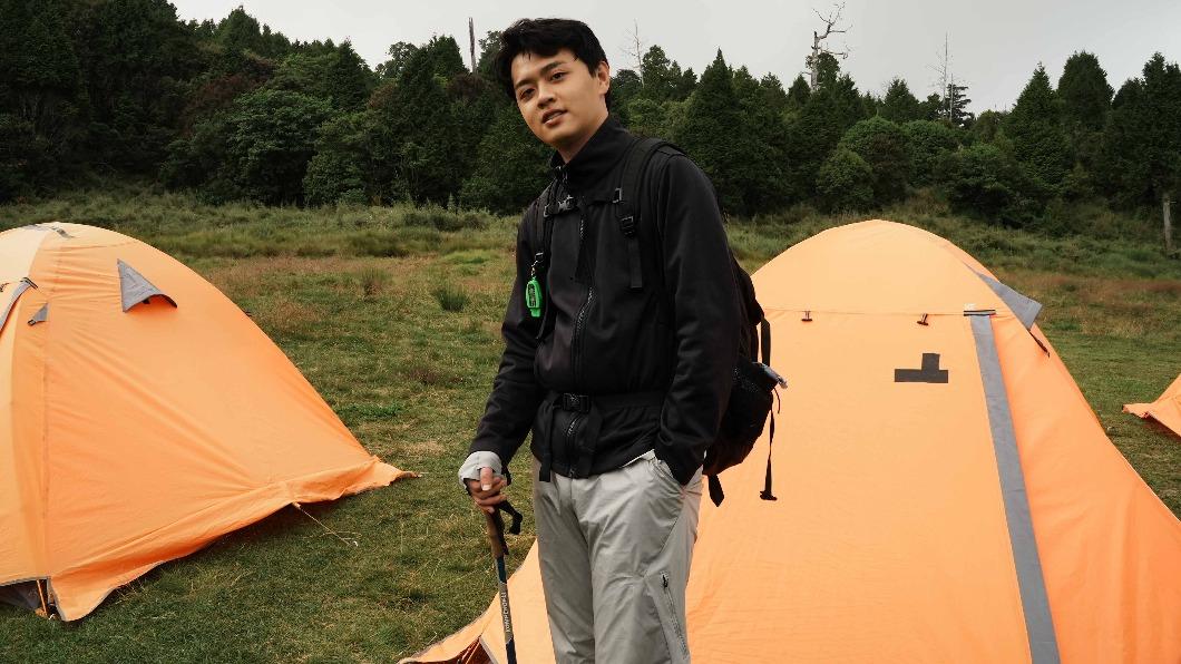 嘻哈歌手「穿西裝皮鞋爬山」　嚮導阿伯驚呆：十幾年第一次見
