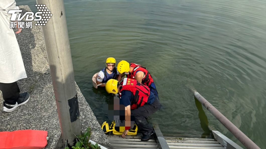 快訊/高雄蓮池潭又見浮屍!男碼頭漂水面 找到手機、鑰匙