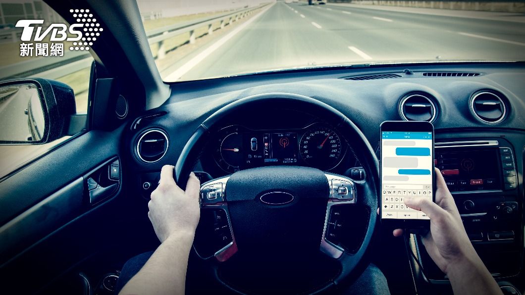 汽車行駛中用手機,小心慘吞3000元罰單。(示意圖,非當事人/shutterstock達志影像)