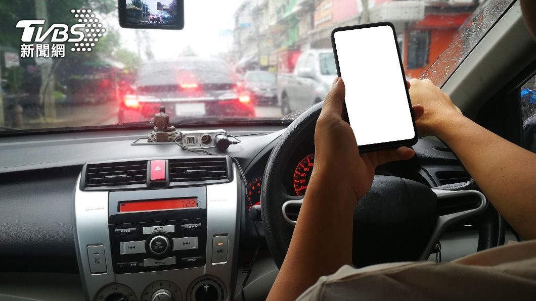 用路人當心!開車等紅燈「滑1下手機」 恐慘吞千元罰單