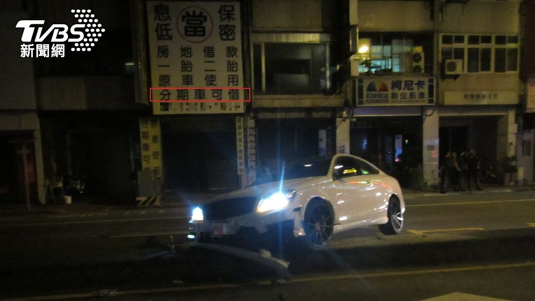 當鋪廣告「分期車可借」！賓士自撞停店前　民眾笑稱：展示車