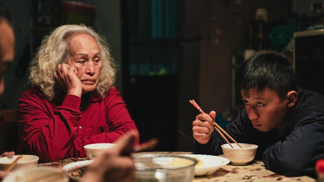 《哈勇家》的祖孫林詹珍妹(左)和張祖鈞都是初登大銀幕即有亮眼表現。(圖/華映提供)