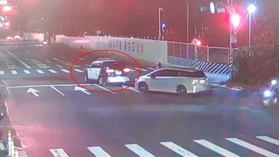 警車沿途鳴警笛開道、護送。(圖/TVBS)